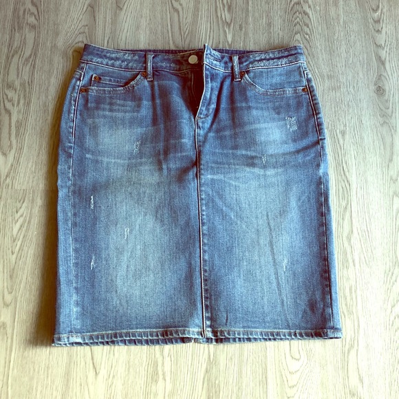 Uniqlo Dresses & Skirts - Uniqlo distressed style denim skirt